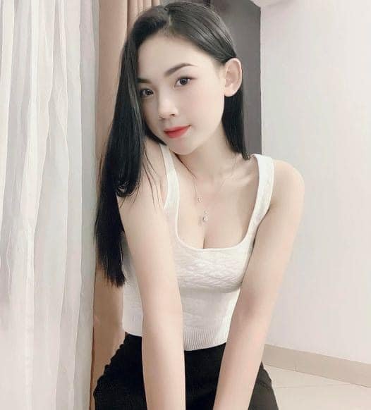 Gái Đẹp Áo Dài Để Lại Ấn Tượng Sâu Sắc Về Vẻ Đẹp Trái Ngược Giữa Tự Nhiên Và Nghệ Thuật